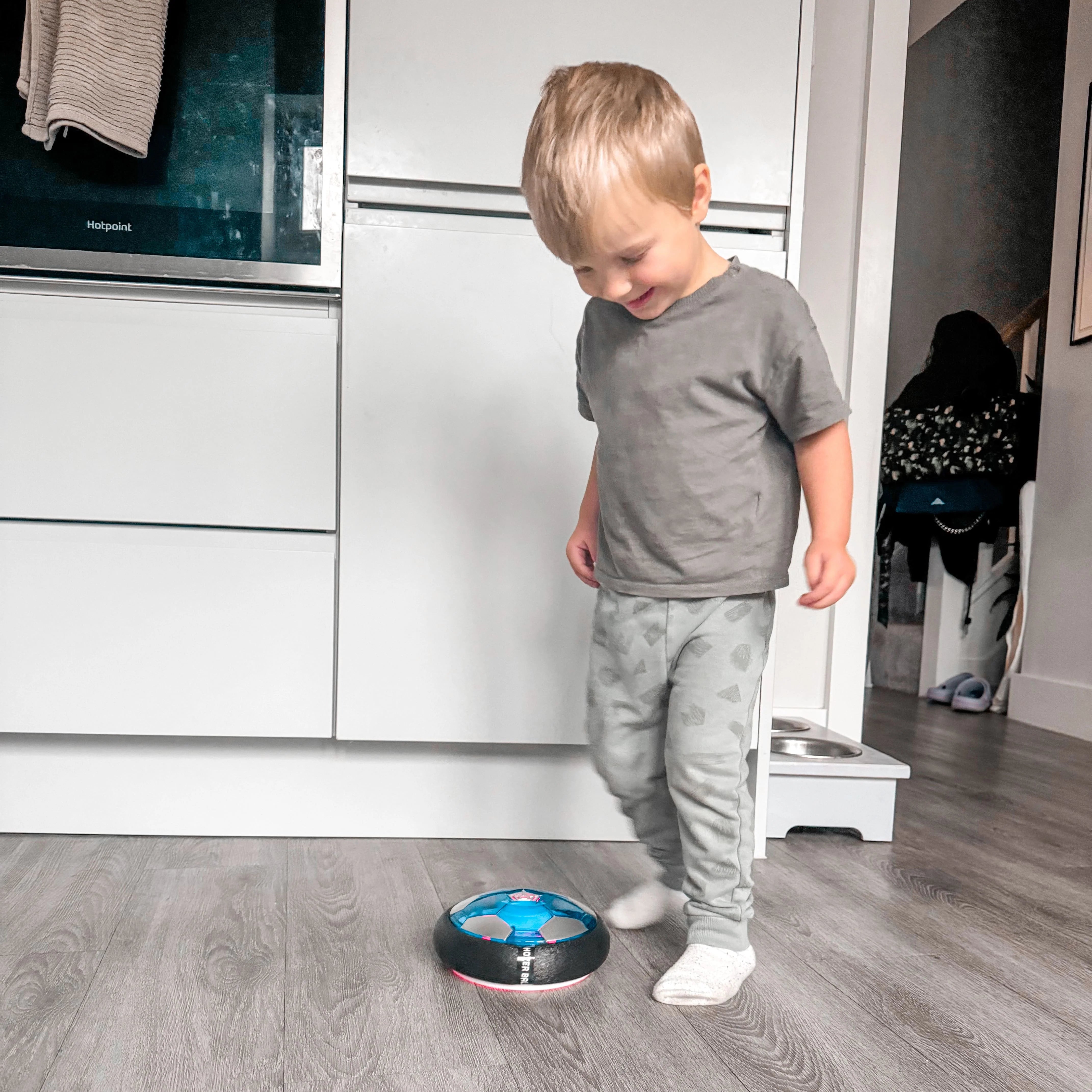 KiddoSpace™ - LED-Schwebefußball für Kinder